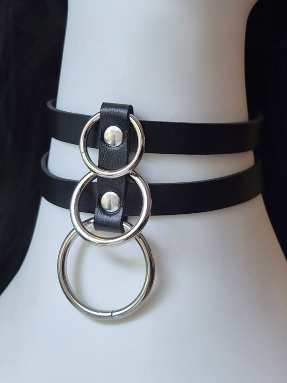 Fake leather choker with metal rings